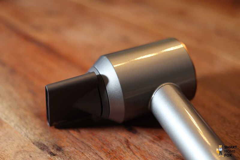 Магнитная насадка прикреплена к Dyson Supersonic.